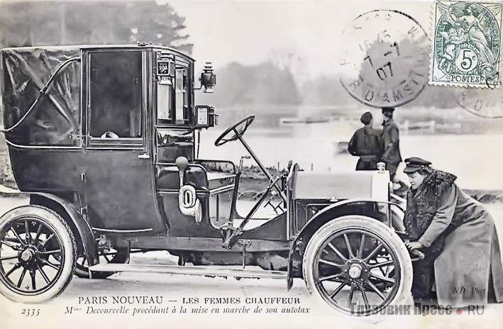 Одна из первых парижских женщин-шофёров – мадам Декурсель была «звездой» фотографов. В 1907 г. она получила лицензию таксиста и работала как на конном фиакре, так и на «таксиметре» Vinot & Deguingand
