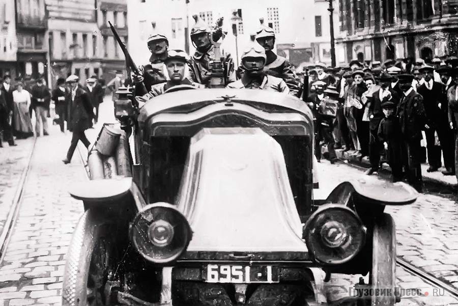 Этот снимок часто фигурирует как «Марнское такси». На фотографии мы видим боевую машину, предназначенную для поддержки кавалерии. Марка автомобиля – «Шаррон», и не факт, что снимок сделан в сентябре 1914 г.