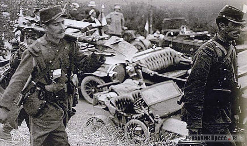Высадка французских пехотинцев в районе Марны, на заднем плане стоят прибывшие легковые автомобили, таксомоторов среди них нет, 07.09.1914 г.