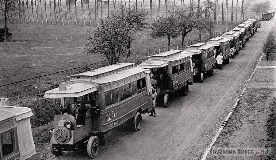 Автобусы «Де Дион-Бутон» поданы для нужд французской армии, их неоднократно привлекали к перевозке личного состава. Париж, 1916 г.