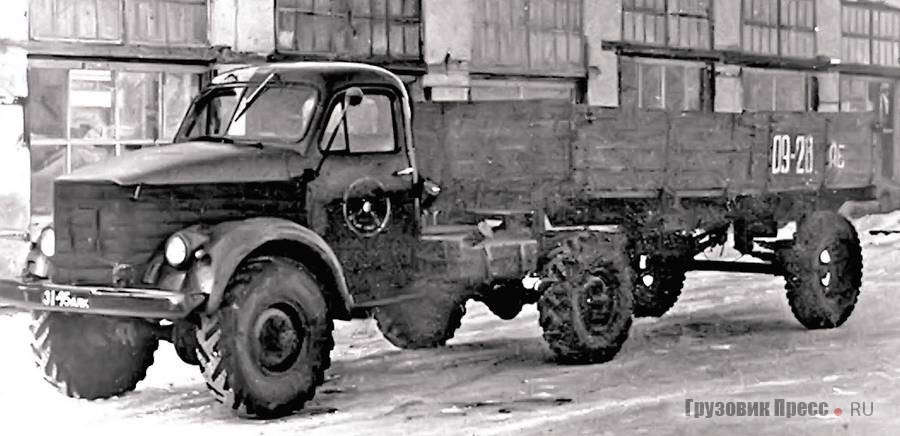 Автопоезд в составе позднего ГАЗ-63 № 31-95 алк, переоборудован-ного в «седельник», и самодельного бортового полуприцепа № 09-28 аб с двумя внешними колёсами от ГАЗ-51А с односкатной ошиновкой 9,00-20. г. Барнаул, Автоколонна № 1246, 1960-е