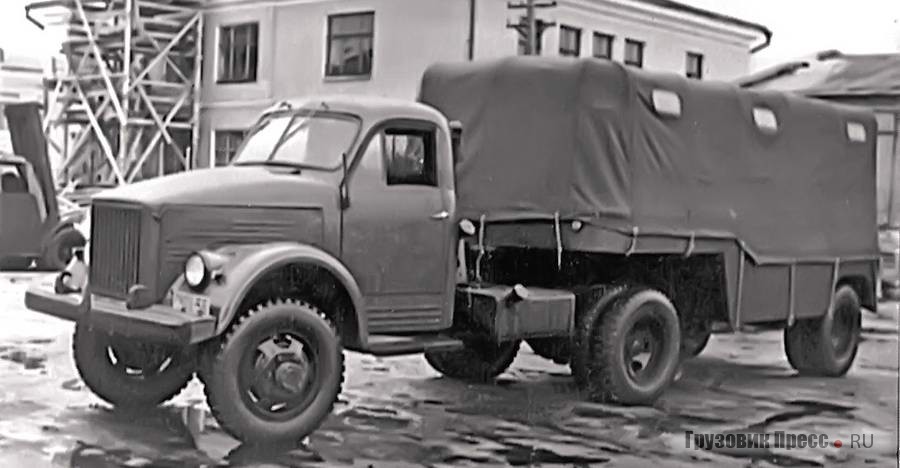 Автопоезд в составе тягача ГАЗ-63П и многоцелевого армейского полуприцепа ПАЗ-744П, 1958 г.
