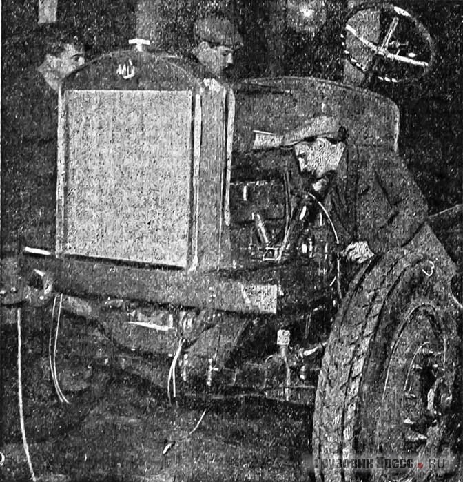 Монтаж электрооборудования на Я-5. Ярославль, 1930 г.