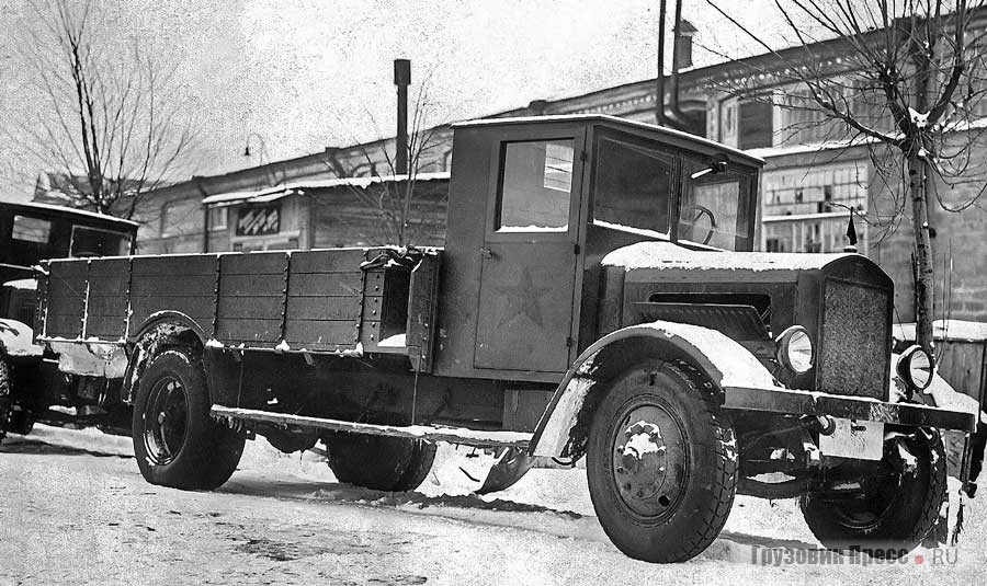 Вариант Я-5 с низко посаженным кузовом типа «монголка», сплошными подножками и пыльниками у задних колес. 1932 г.