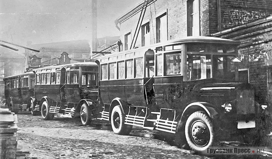 Готовая продукция – автобусы на шасси Я-6 – во дворе Авторемонтного кузовного завода «Мостранс» («Аремкуз»). 1930 г.