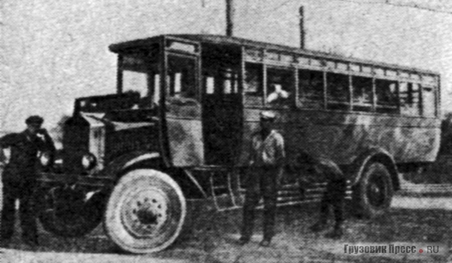 Первый автобус в Чимкенте (южный Казахстан) – на шасси Я-6 производства «Аремкуз». 1930-е.