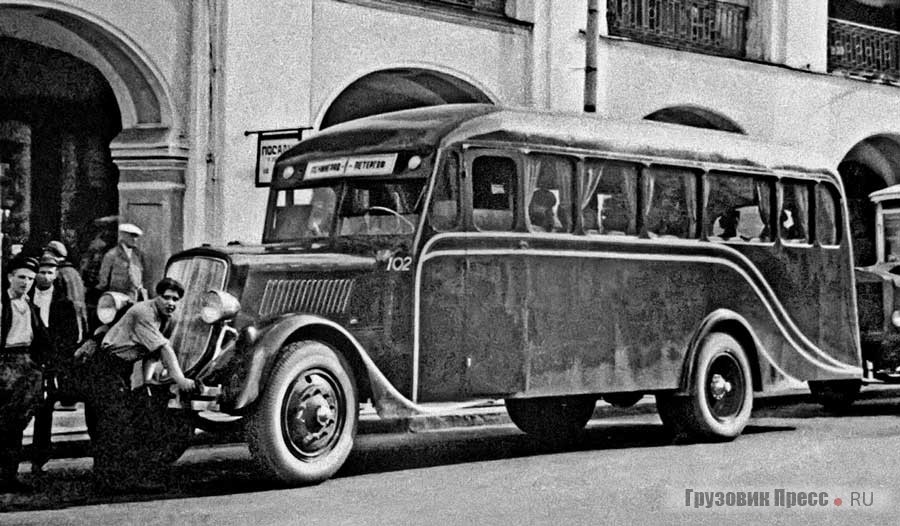 Автобус на шасси Я-6 после капитального ремонта с кузовом обтекаемой формы производства АрЗ № 2 АТУЛ у Гостиного двора. 1935 г.