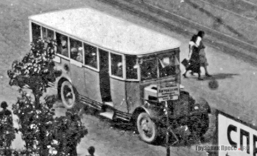 Автобус на шасси Я-6 с кузовом ленинградского производства на Невском проспекте. Начало 1930-х гг.