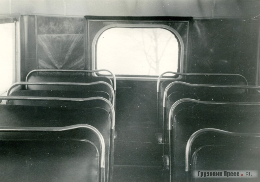 Салон АП-6, характерный для всех автобусов 50-х годов: фанерная обшивка и дерматиновые сиденья с мягкими подушками и хромированными поручнями