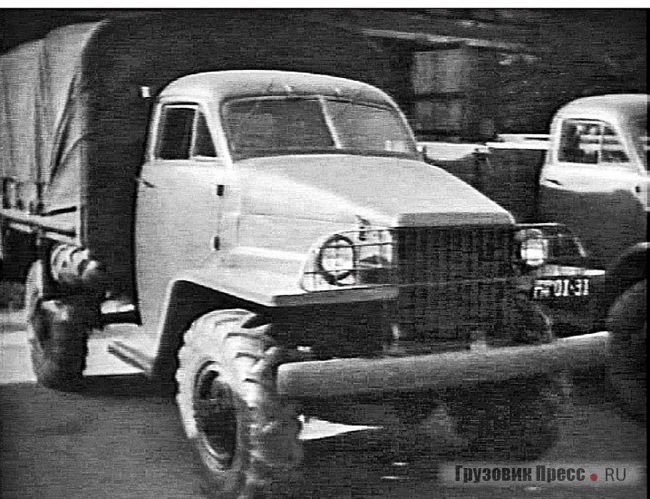 Аналогичный ГАЗ-63 1944 г. уже с односкатной ошиновкой