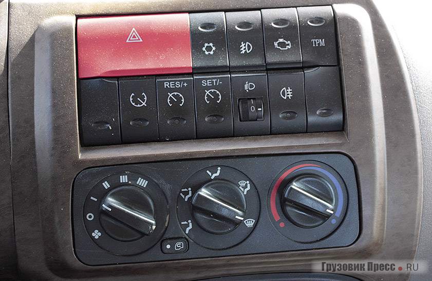 Консоль с сервисными кнопочными и круглыми переключателями – единственный орган, который перекочевал из Hyundai HD без изменений