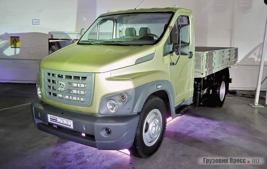 Основные стилистические решения, впервые использованные на прототипе грузовика пятого поколения (2012 г.), перекочевали и на серийный автомобиль
