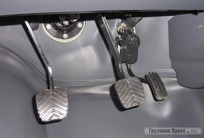Удобный педальный узел не заставляет водителя отрывать пятку правой ноги при чередовании нажатий на «газ» и «тормоз»