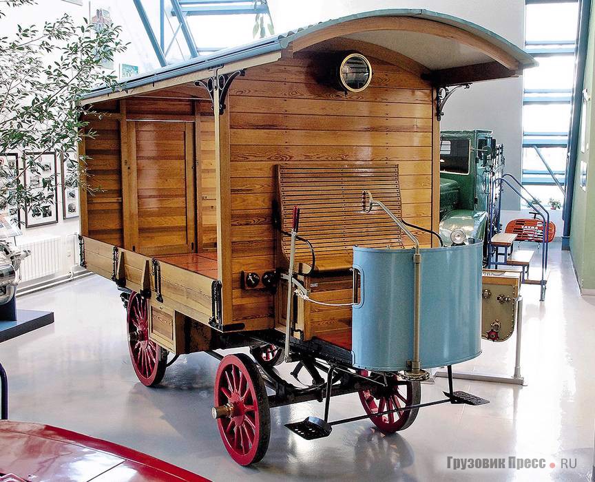 Если первые пассажирские автомобили часто выглядели как экипаж без лошадей, то первый грузовоз Nesselsdorfer Wagenbau-Fabriks-Gesellschaft (бывш. «Экипажная и вагонная фабрика Игнаца Шусталы» основана в 1850 г.) напоминал железнодорожный вагон. В 1898 году другой логике взяться было неоткуда. При общей длине 4590 мм грузовая платформа всего на метр короче. Грузоподъёмность – 2,5 т. На сооружение точной копии несохранившегося грузовоза ушло 11 000 часов. Впервые автомобиль поехал в ноябре 1979 г.