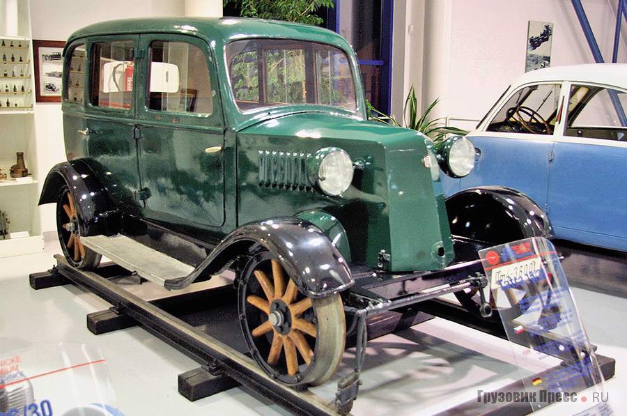 Автомотриса [b]Tatra 15/30[/b] выпуска 1934 г. Обратите внимание на деревянные спицы колёс и щёточки перед ними. Когда требовалось ехать назад, машину разворачивали специальным рычагом