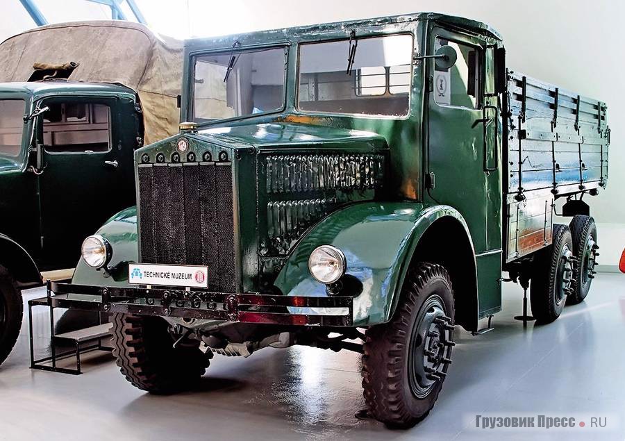 [b]Tatra 85[/b], 1938–1941 гг. Грузоподъёмность – 4 т. Оснащён бензиновым четырёхцилиндровым рядным двигателем (8,2 л, 80 л.с.) и четырёхступенчатой коробкой передач с демультипликатором. Выпущено 416 единиц, из них 184 – как топливозаправщики, для которых Tatra разработала даже специальный прицеп-цистерну T110