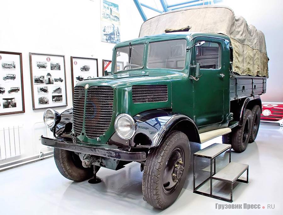 Вся история грузовиков Tatra наполнена драматизмом отказа от водяного охлаждения в пользу воздушного. У двухтонки [b]T93[/b] – карбюраторный V8 (3,98 л, 74 л.с.). Таких автомобилей с 1938 по 1940 г. завод Ringhoffer Tatra-Werke A.G. построил всего 783 штуки. Понятно, что такие объёмы производства вряд ли могли устроить главного заказчика – германскую армию