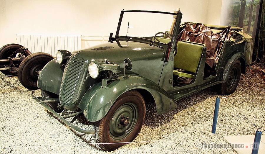 Штабные [b]Tatra 57K[/b] выпускали с 1942 по 1948 г. Буква «К» означает Kübelwagen – «Автомобиль-лоханка». Машину разработали с учётом требований германской армии. Примета времени – ночная фара-«лягушка» фирмы Notek на крыле. Изготовлено около 8000 шт.