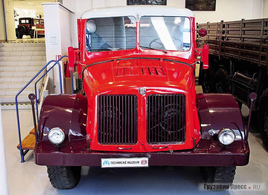 [b]T111[/b] – первый тяжёлый грузовой автомобиль Tatra с «воздушником». Изначально дизель V910 (14,8 л, V12, 220 л.с). создали для бронемашины Tatra T103 (Sd. Kfz. 234 Puma) с учётом работы в сложных климатических условиях. С такой кабиной Tatra 111 выпускали с 1942 года, в 1944-м начали ставить типовую деревянную Einheits-Fahrerhaus, а после войны вернулись к дерево-металлической кабине. До 28 сентября 1962 года построен 33 691 грузовик, из них 8206 поступили в СССР