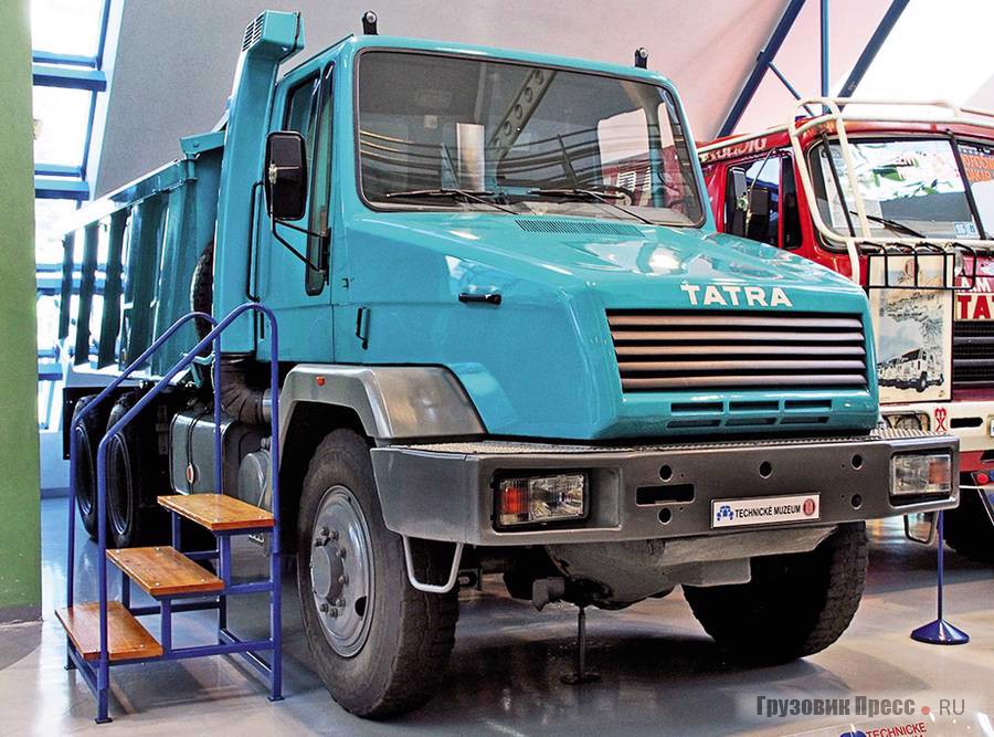 Один из трёх прототипов [b]T162-2 S1/K 6x6[/b], 1988 год. Грузоподъёмность – 21 т. Попытка освоить новый капотный автомобиль потерпела неудачу – главный заказчик, СССР, распался, а европейским потребителям капотники оказались ни к чему