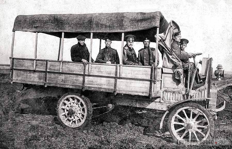 В основанной в 1910 г. Офицерской школе авиации Отдела воздушного флота в Севастополе уже в 1912 г. находилось на службе семь автомобилей. Французский грузовик Panhard et Levassor имел мощность всего 12 л.с. и был задействован для перевозки личного состава «учлётов». Третий слева в кузове – инструктор школы, легендарный авиатор Л.Г. Ефимов. Кача, 1912 г.