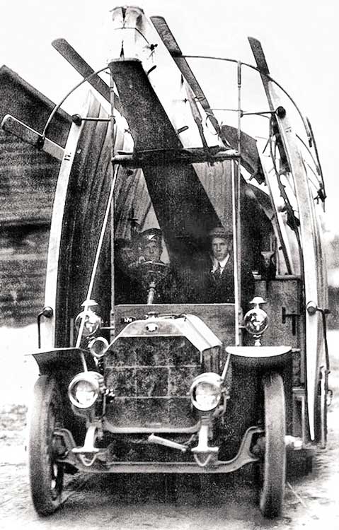 Специальный автомобиль для перевозки аэропланов на шасси итальянского грузовика SPA, изготовленный рижской фирмой «Э. Тильманнс и К°» поступил на службу в авиацию. Санкт-Петербург, 1913 г.