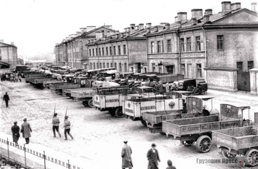 Принятые от населения и предприятий в армию грузовые автомобили на Семёновском плацу под охраной. На переднем плане немецкие грузовики Daimler-Marienfelde, два из них принадлежали Калинкинскому пивоваренному заводу. Петроград, 1914 г.