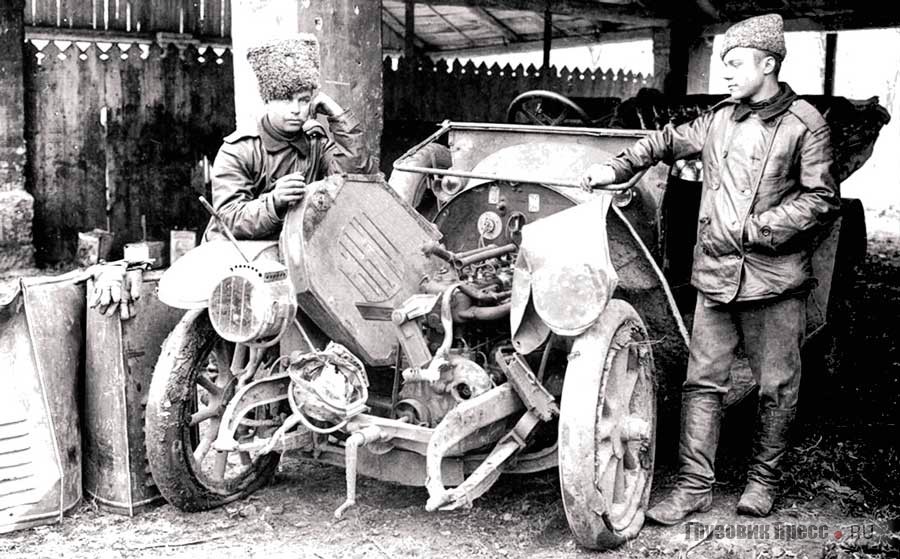 «Бенц» задарма»...  Шофёр и его помощник у разбитого автомобиля Benz довоенного выпуска. 32-й корпусной авиаотряд. Юго-Западный фронт, 1915 г.