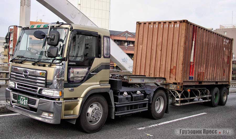 В программе для внутреннего рынка седельные тягачи Hino Profia поставляли в варианте 4х2, при этом варианты 6х4 и 6х2 были крайней редкостью