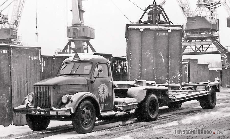 Автопоезд в составе тягача ГАЗ-51П и низкорамного полуприцепа-контейнеровоза так называемого Ленинградского типа с дополнительными площадками, г. Горький, 1970-е