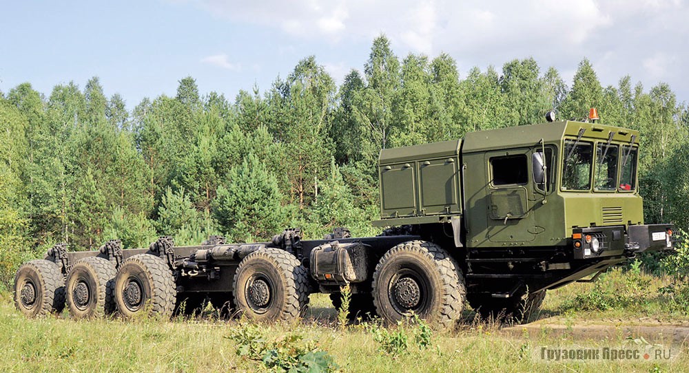 Специальное шасси МЗКТ 79292 (10х10) экспонировалось в «чистом» виде, но выглядело внушительно