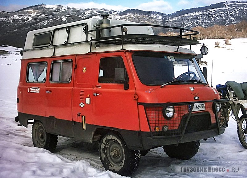 Автокемпер Schieppati. В 1983 г. итальянский журнал Auto in fuoristrada проводил в Северной Африке совместные тесты такой машины с внедорожными кемперами, построенными на шасси Saviem TP3 и IVECO Daily. А сейчас красная «буханка» Schieppati принадлежит пилоту вертолета из Рима Лоренцо Дутто