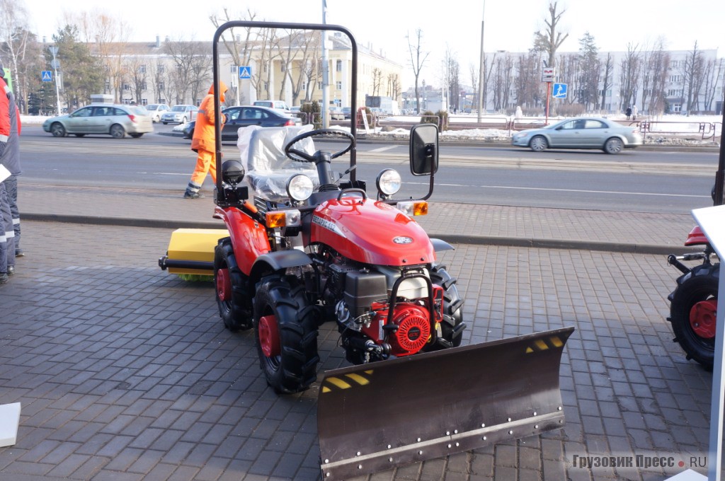 Беларус-152 с навесным оборудованием для уборки улиц