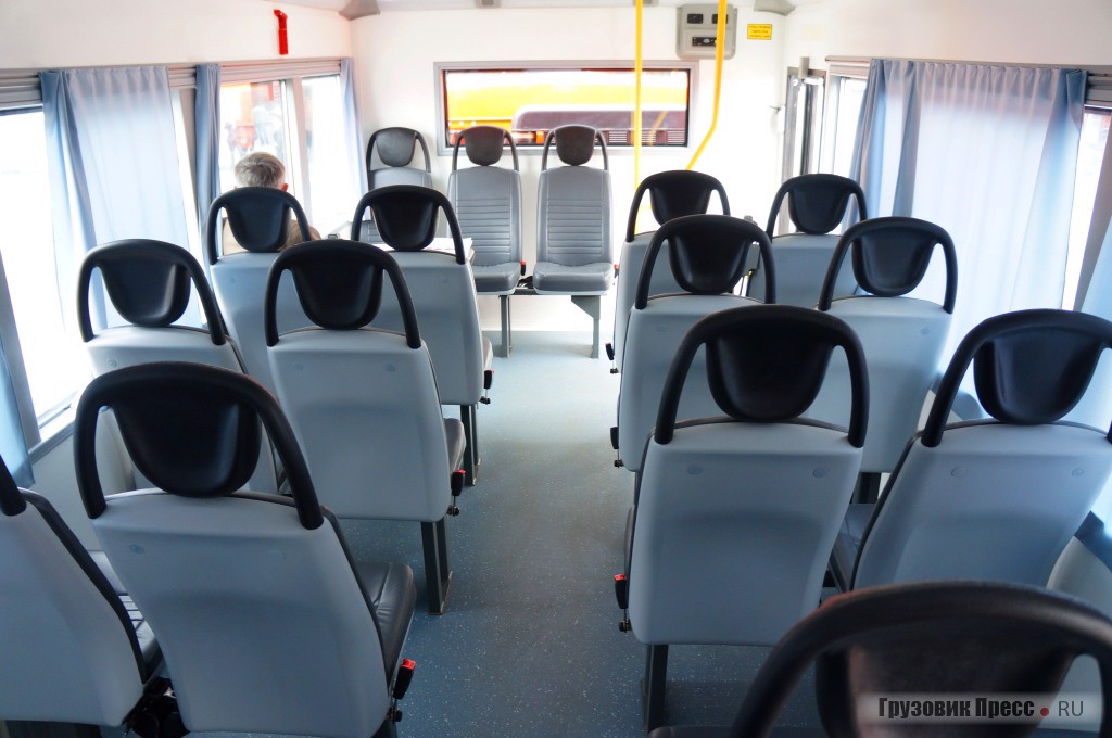 Салон рассчитан на перевозку 22 пассажиров, и только три сиденья стоят спиной по ходу движения