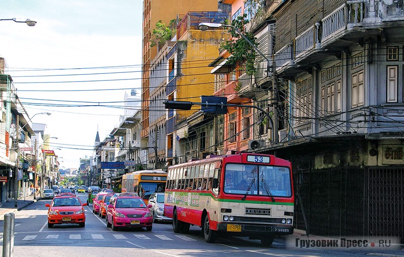 Городские автобусы Бангкока, как этот Cherdchai Isuzu MT111QB, имеют несколько цветов, красный с белым носят одни из самых старых автобусов города