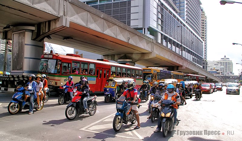 На улицах Бангкока кроме автобусов, машин и «тук-туков» участниками дорожного движения являются и водители мотобайков, коих не менее 40%