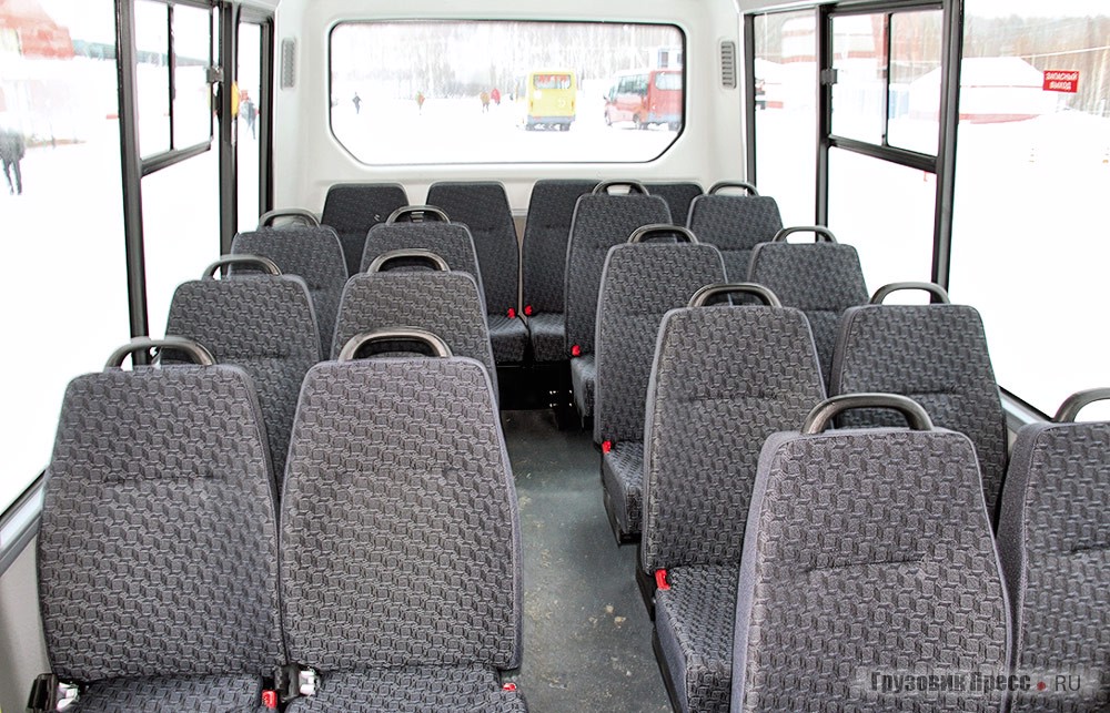 Салон автобуса отличается от традиционных «фургонбусов» четырёхрядной планировкой