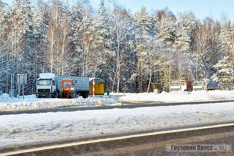 Места для отдыха водителей есть только на отрезке, проходящем по M1. Увы, их всего по паре штук на каждой стороне, а из удобств есть навес и контейнеры для мусора