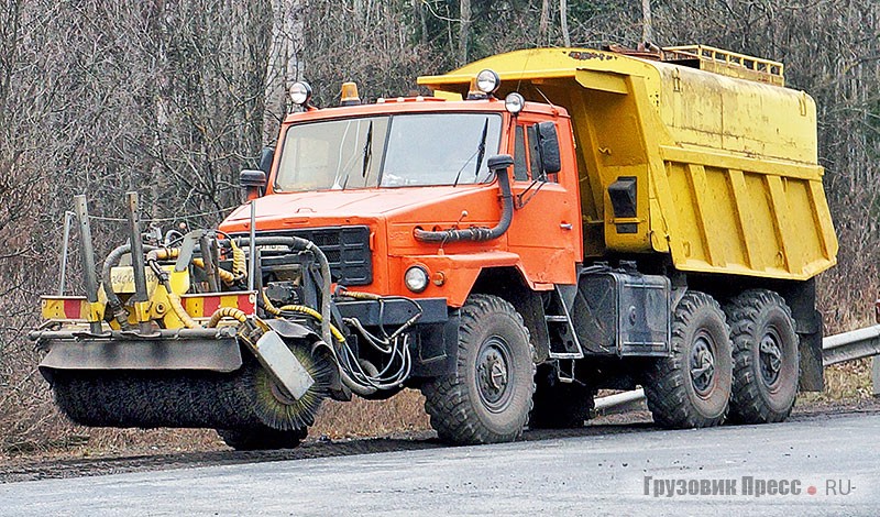 Срок доживания на фоне морального старения заставил миасских конструкторов применять кабину КАМАЗ на «Урал-5557»