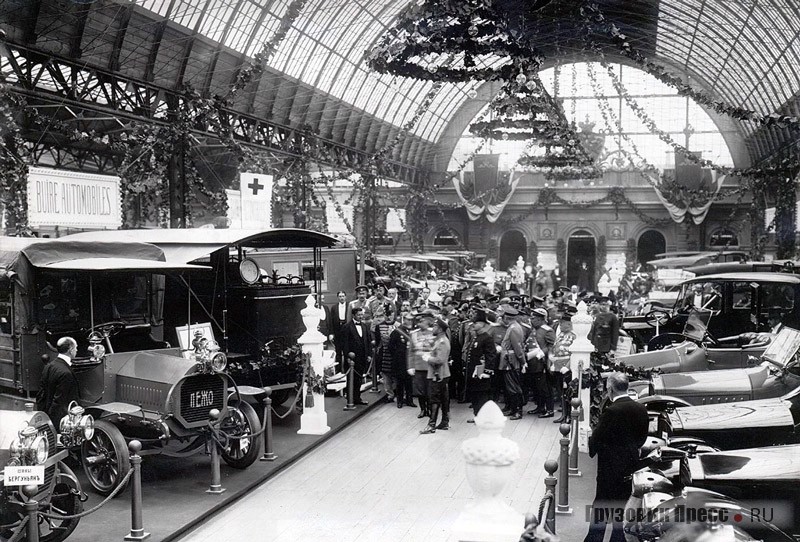 Николай II знакомится с экспозицией. Слева грузовик Peugeot 504, 15 мая 1913 г.