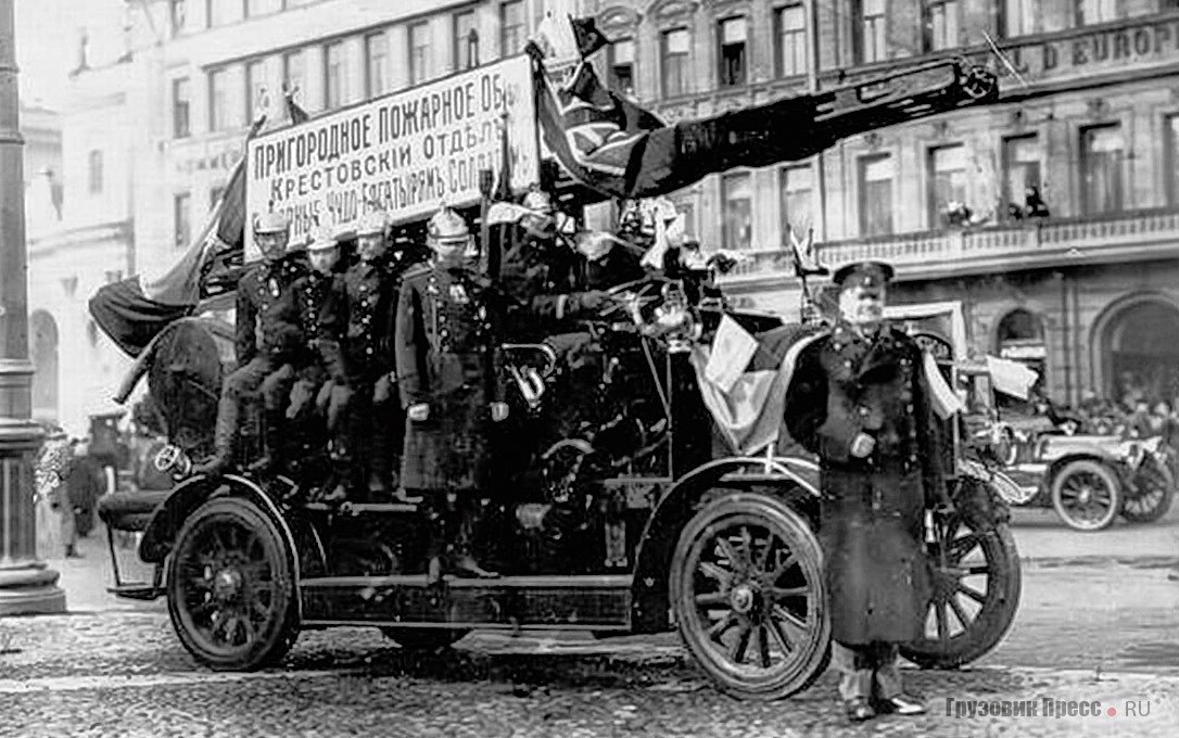 Пожарная машина Commer Car CCB на выставке 1913 г., и она же на службе в Крестовском отделе Петроградского пригородного пожарного общества в 1915 г.