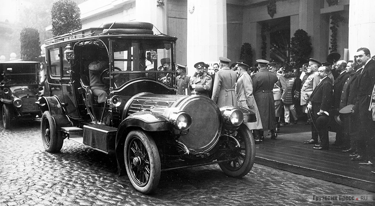 Николай II приезжал на автомобильную выставку на своём любимом автомобиле Delaunay-Belleville SMT (Sa Majesté le Tsar). 15 мая 1913 г.