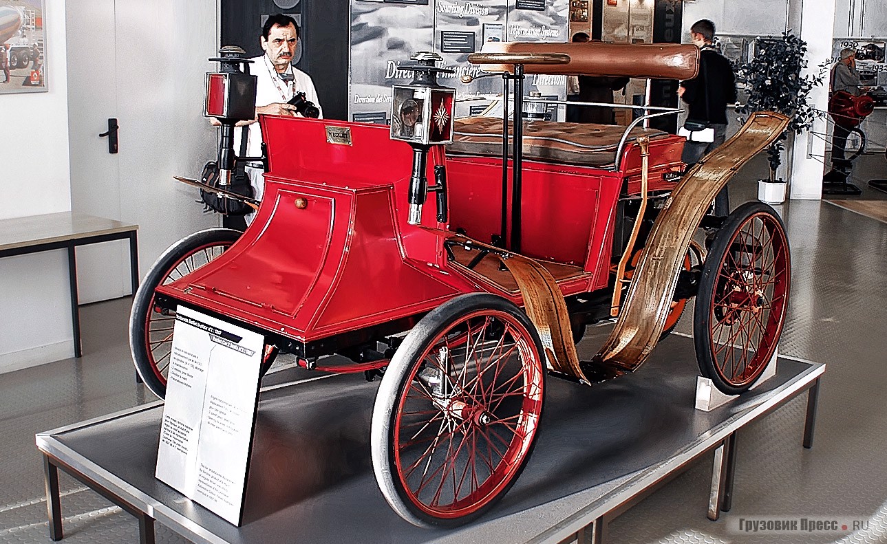 Двухместная модель [b]Berliet n’2[/b] появилась в позапрошлом веке. Год её постройки – 1897-й. Она имела двухцилиндровый двигатель внутреннего сгорания, тогда как построенный ранее первый автомобиль Мариуса был с одноцилиндровым мотором. Вскоре после этого, в 1900 г., г-н Берлие приобрёл завод по выпуску двигателей и сам стал производить силовые агрегаты объёмом свыше 11 л и мощностью до 80 л.с. для легковых машин. Уже в 1906-м лицензия на их изготовление была продана паровозостроительной компании American Locomotive Company (ALCO), которая с 1909 г. ввела изображение паровоза в эмблему