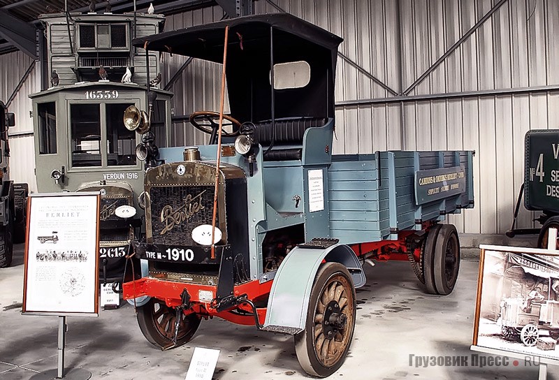 [b]Berliet M 1910 г.[/b] полной массой 3,5 т с кабиной над двигателем и грузовой платформой с высокими бортами. В своё время он пользовался огромной популярностью у себя на родине и за её пределами, в соседних странах. Его приводил в движение мотор объёмом 4,5 л и мощностью 22 л.с.