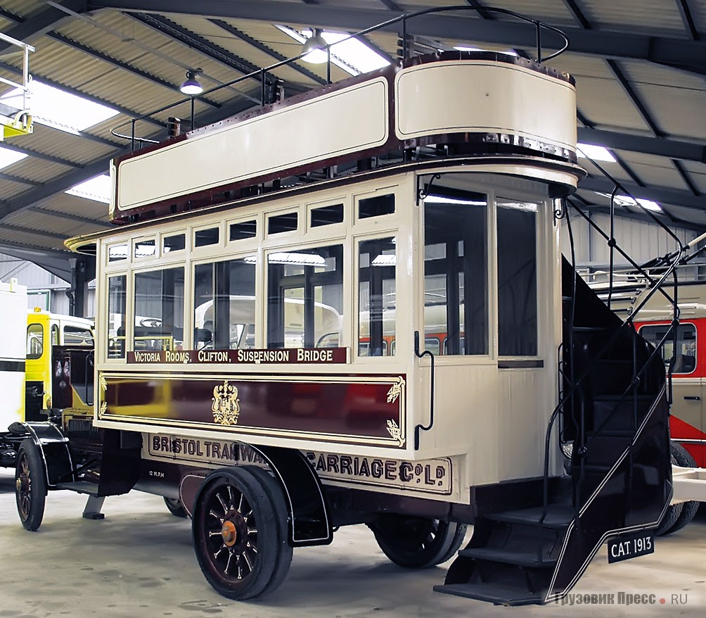 Двухэтажный городской автобус [b]Berliet CAT 1913 г.[/b] – классика жанра начала прошлого столетия: деревянные спицы колёс, литые шины, большие окна. Ведущая на открытую верхнюю палубу закрученная спиралью винтовая лестница с металлическим поручнем соответствует критериям пассажирского транспорта той поры