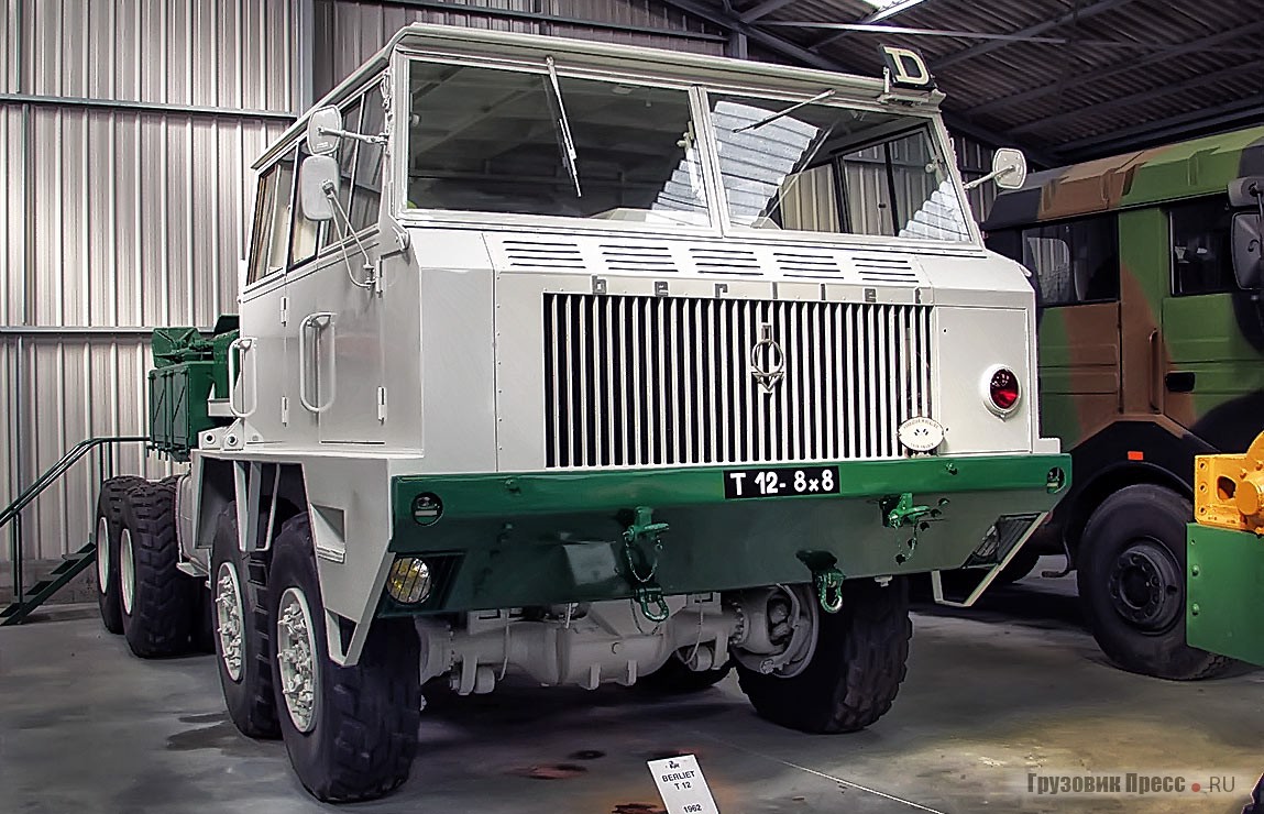 1962 год ознаменовался появлением четырёхосного [b]Berliet T12[/b] со всеми ведущими колёсами. Формула 8х8 была выбрана неспроста: седельному тягачу массой 31 т предстояло буксировать низкорамные платформы с тяжёлой военной техникой массой 50 т. В частности, Т12 должен был возить на платформе АМХ – основной боевой танк Франции того времени. Прямоугольная форма двухрядной кабины шириной 3250 мм выбрана для обеспечения максимального полезного пространства внутри. Полная масса автопоезда составляла 125 т. Моторный отсек был занят 550-сильным 29,6-литровым дизельным двигателем V12 с турбонаддувом. В паре с ним работала гидромеханическая трансмиссия Clark. Однако усилия конструкторов оказались напрасными: в серию танковозный тягач так и не пошёл