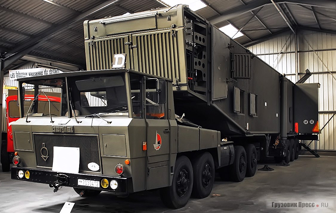 Седельный тягач [b]Berliet TF (8x4)[/b] в составе ракетного автопоезда VTE увидел свет в 1968 г. Он был создан по заказу военного ведомства Франции, имел два ведущих задних моста с двускатной ошиновкой, две управляемые передние оси, бескапотную кабину с обратным наклоном ветрового стекла. Сцепка использовалась для транспортировки баллистических ракет к местам установки на боевое дежурство в подземные пусковые шахты