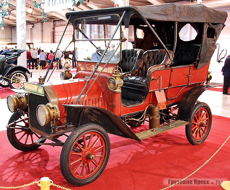 Buick Model F 1908 г. из коллекции «Камышмаш» предоставлен банкетным залом «Самолёт». В 1908 г. такой автомобиль стоил 1250 долларов