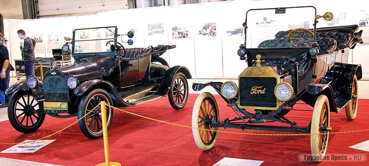 Два конкурента: слева Chevrolet Model 490 Roadster 1915 г. из коллекции «Камышмаш», в названии модели отражена цена в долларах, которая была на 5 долларов меньше, чем у Ford T. Справа – Ford Model T Touring 1915 года Музея Москвы