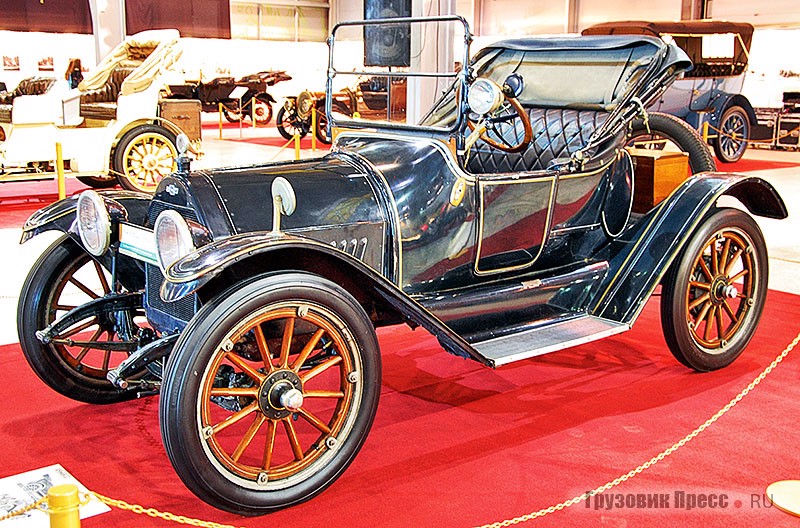 Родстер Chevrolet Series H Royal Mail Roadster 1914 г. из коллекции «Камышмаш» стал первым «Шевроле», радиатор которого был увенчан эмблемой в виде голубого креста